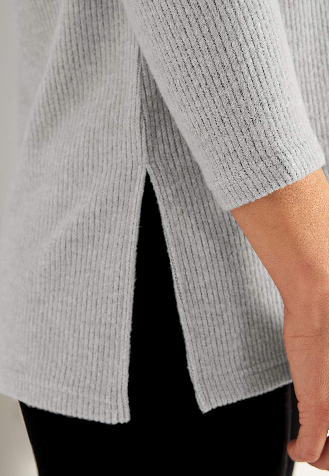 Super miękki sweter z rozcięciami