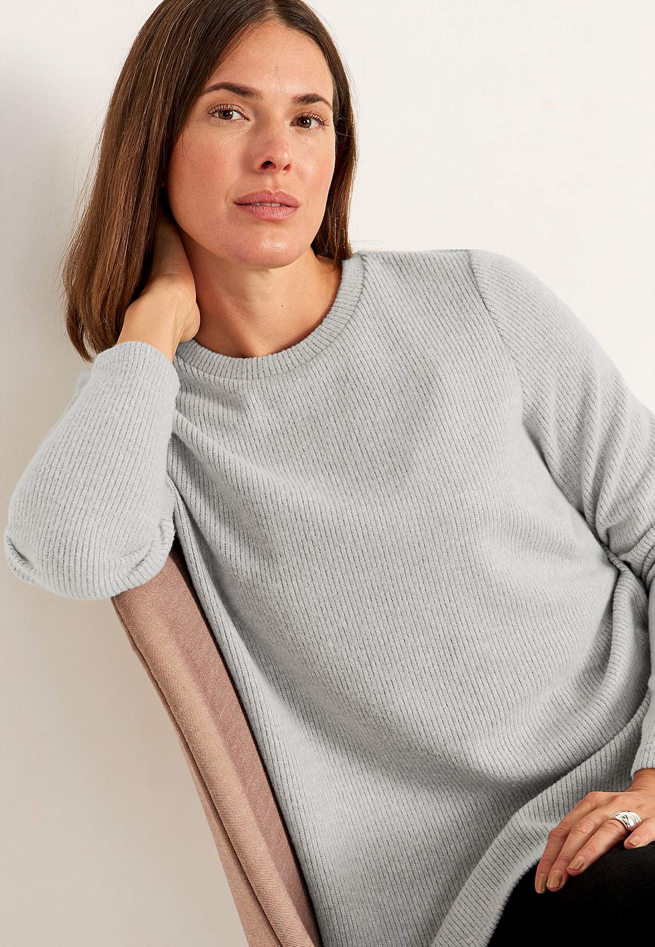 Super miękki sweter z rozcięciami