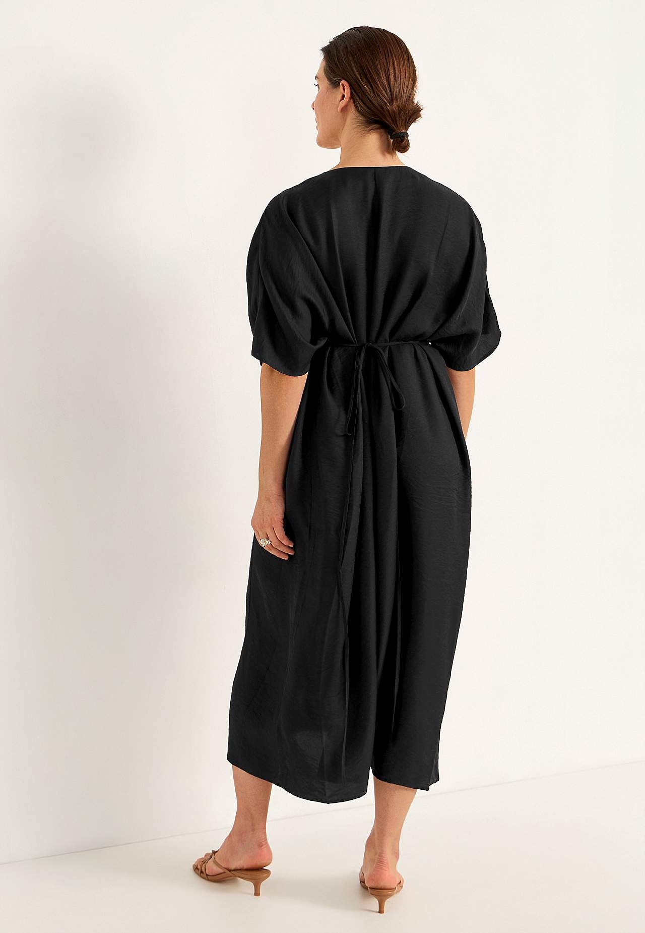 Odświętna i wielofunkcyjna sukienka kimono