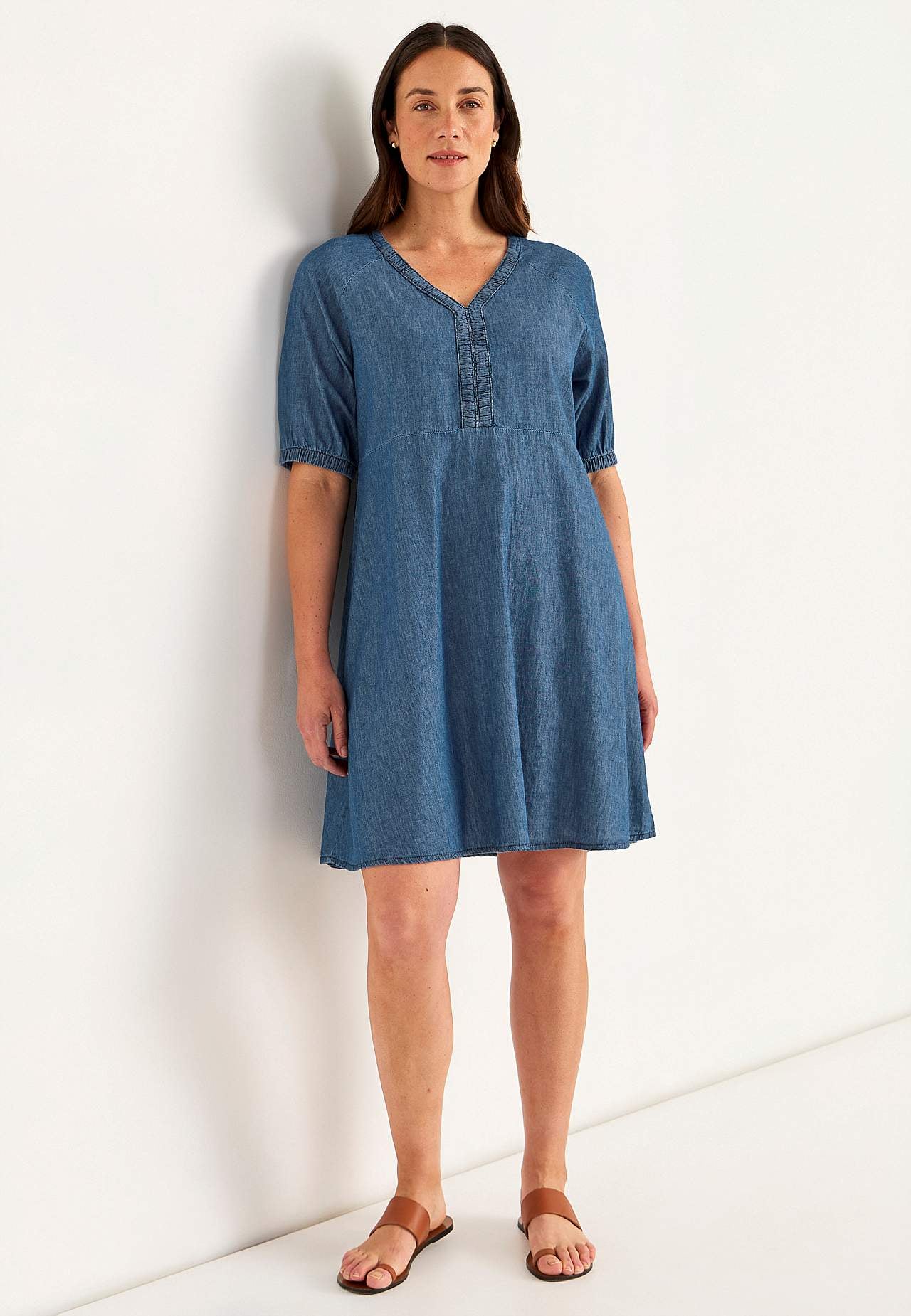 Krótka sukienka jeansowa z bufiastymi rękawami