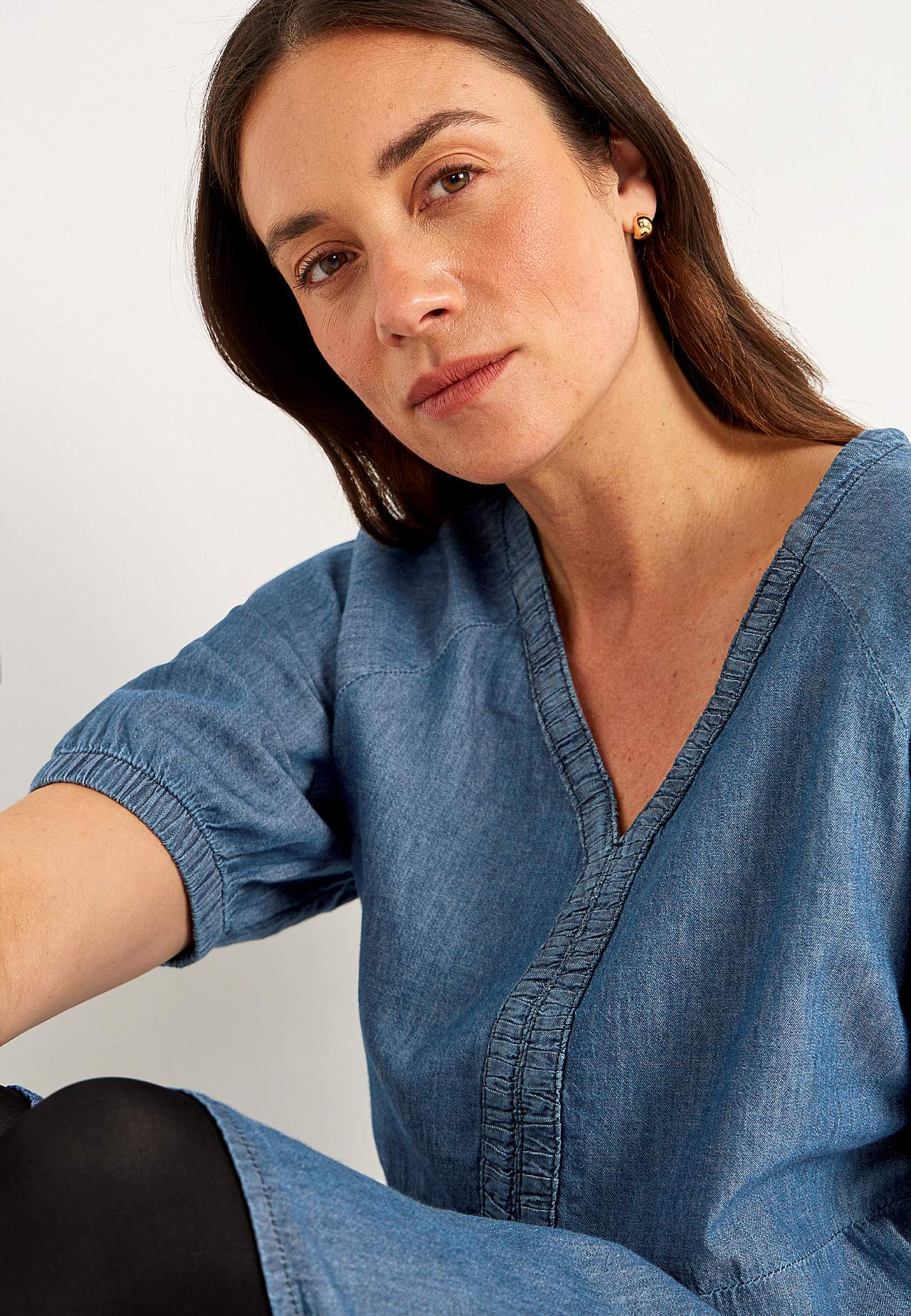 Krótka sukienka jeansowa z bufiastymi rękawami