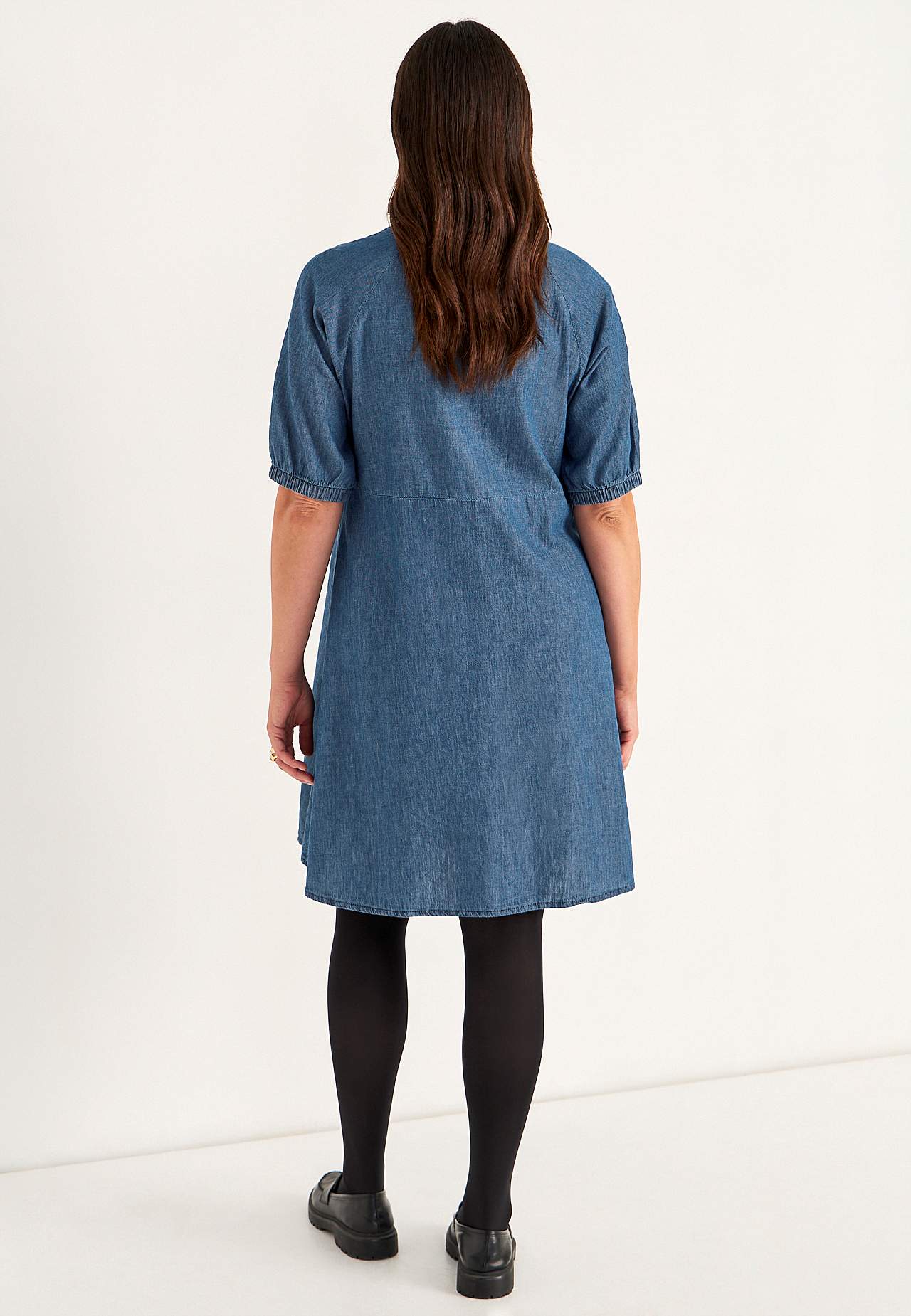 Krótka sukienka jeansowa z bufiastymi rękawami