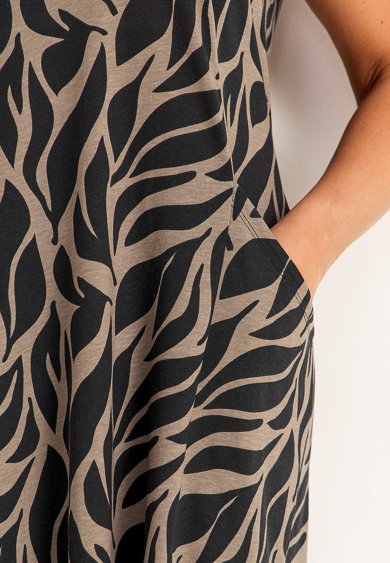 Dżersejowa sukienka z kieszeniami