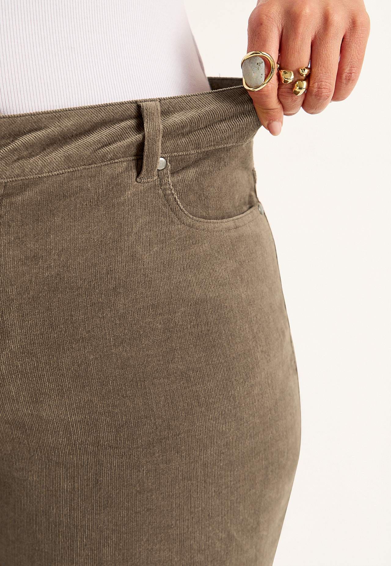 Elastyczne spodnie sztruksowe z prostymi nogawkami