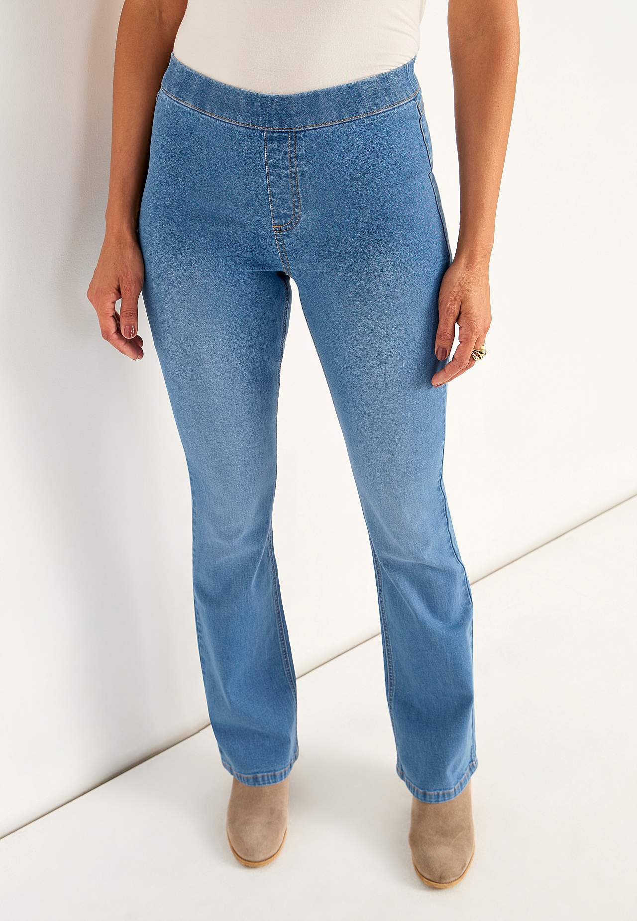 Elastyczne jegginsy z nogawką szerszą na dole