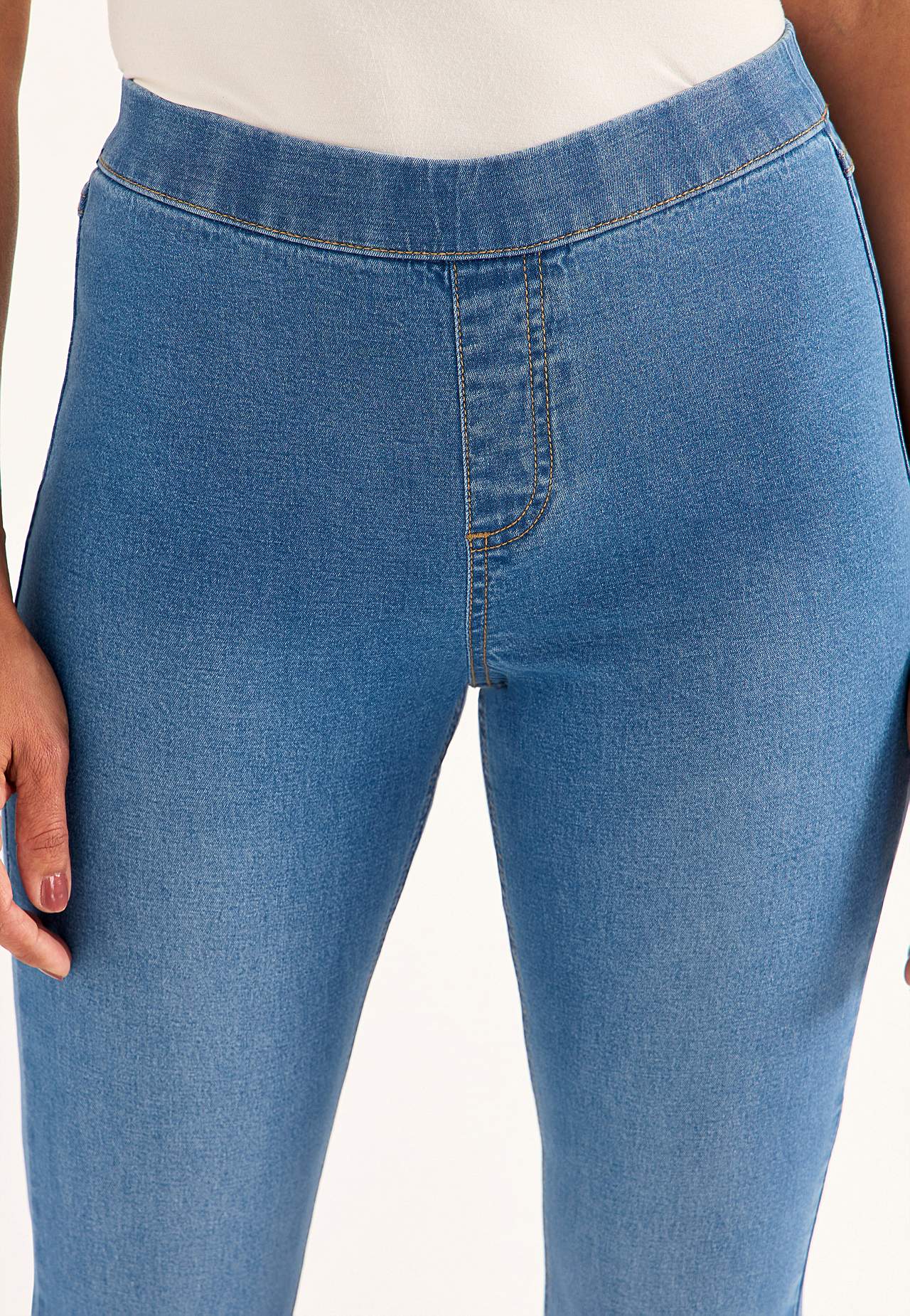 Elastyczne jegginsy z nogawką szerszą na dole