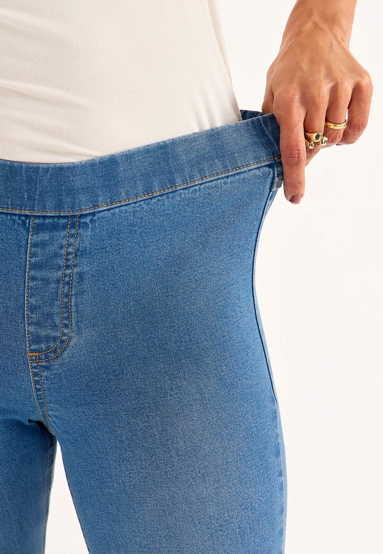 Elastyczne jegginsy z nogawką szerszą na dole