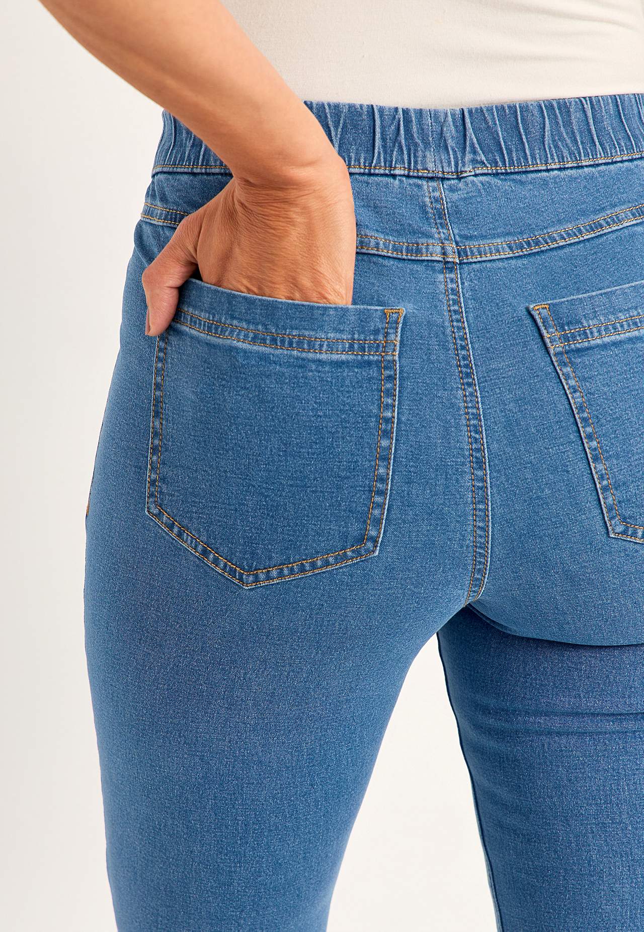 Elastyczne jegginsy z nogawką szerszą na dole