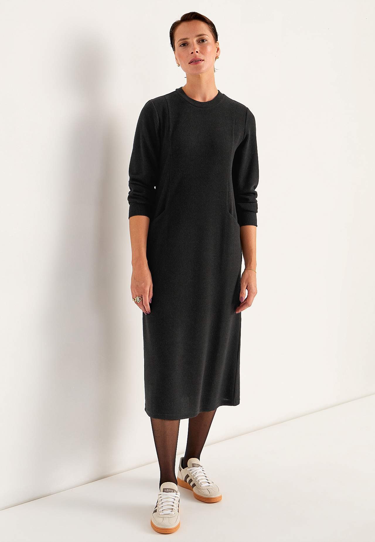 Super miękka sukienka z kieszeniami