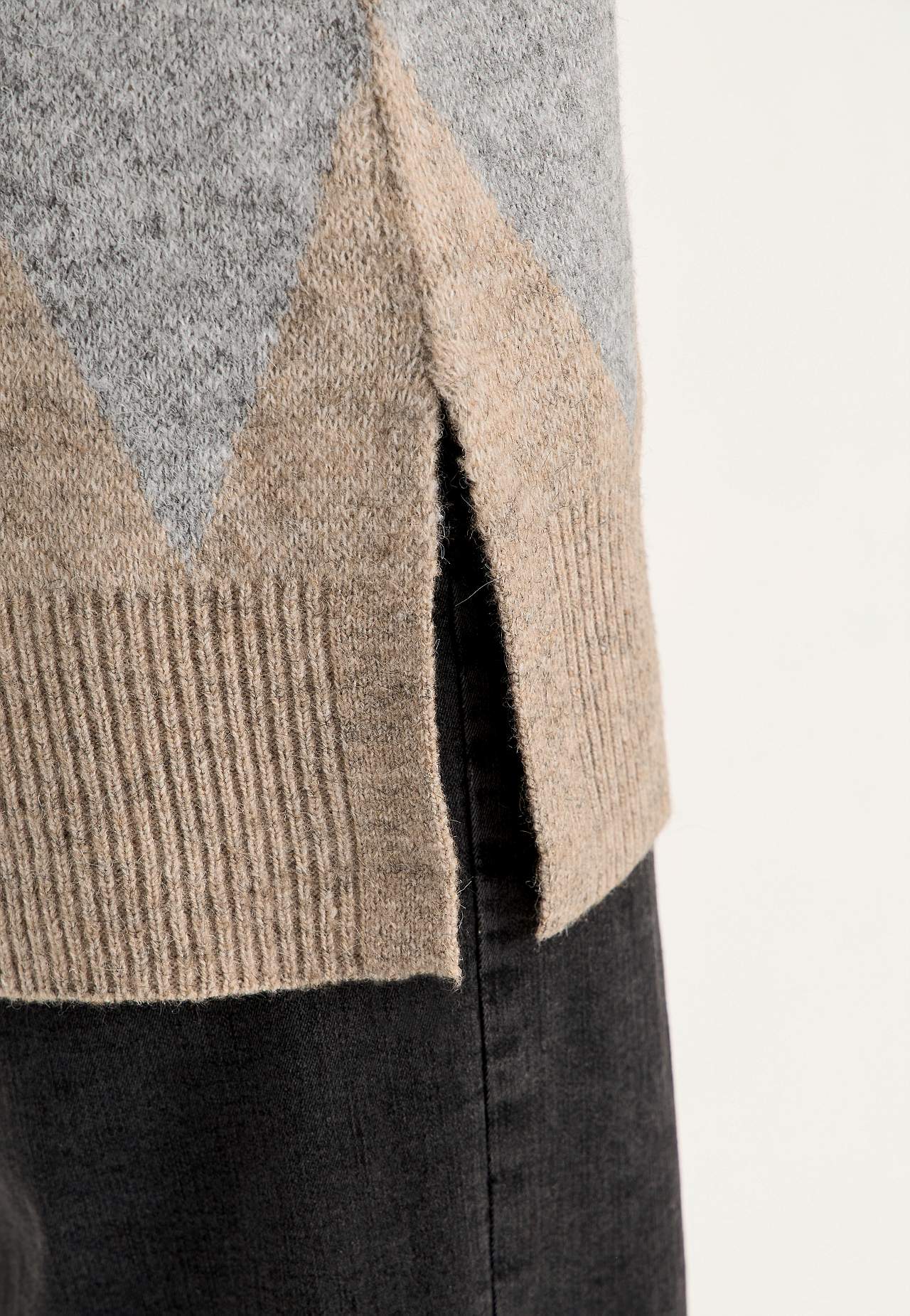 Dzianinowa tunika z rozcięciami