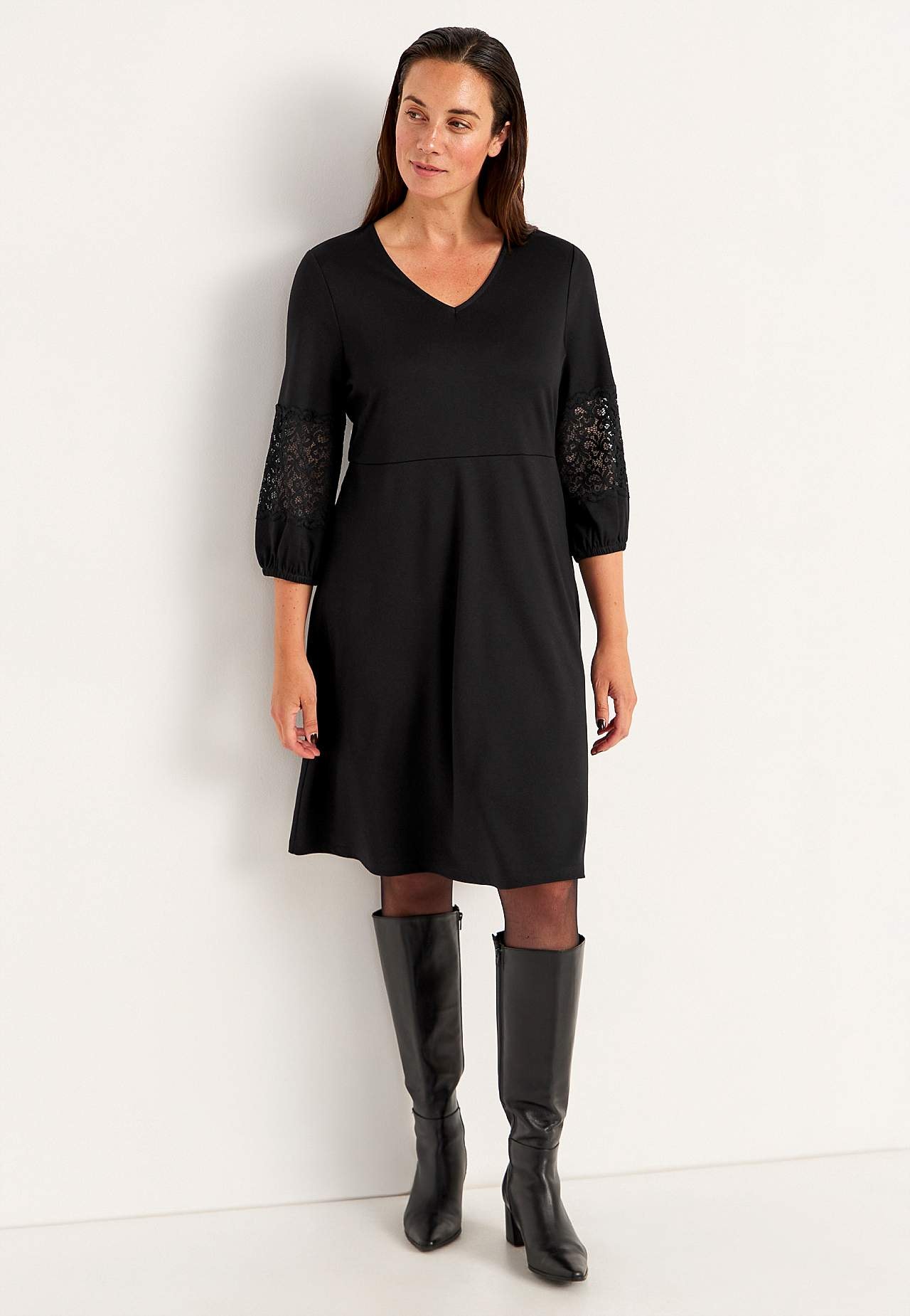 Sukienka z wiskozy z koronkowymi detalami