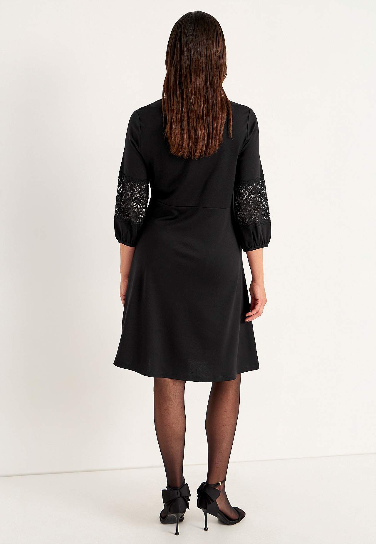 Sukienka z wiskozy z koronkowymi detalami