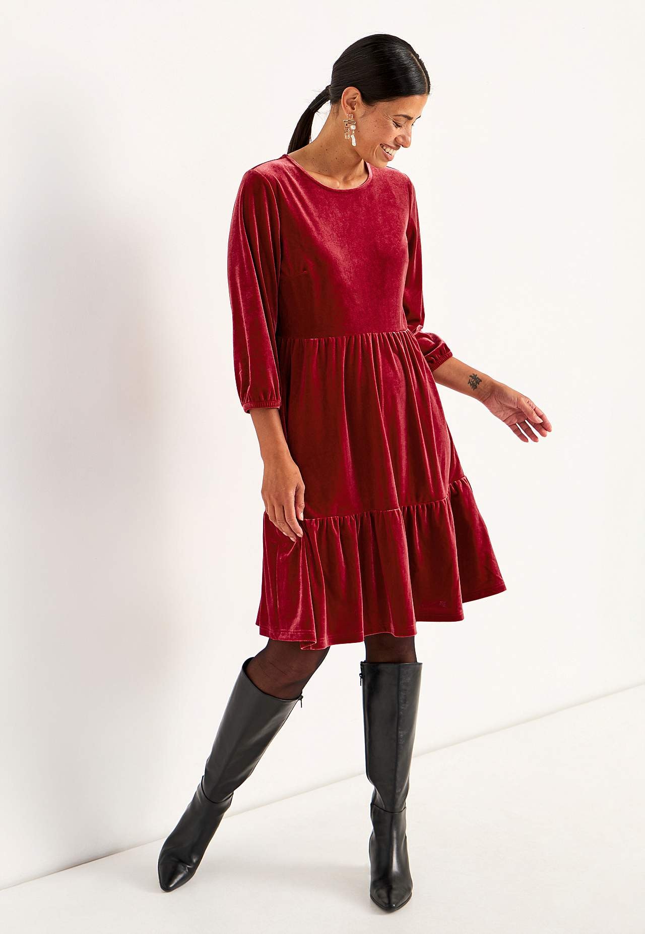 Sukienka z aksamitu z falbankami