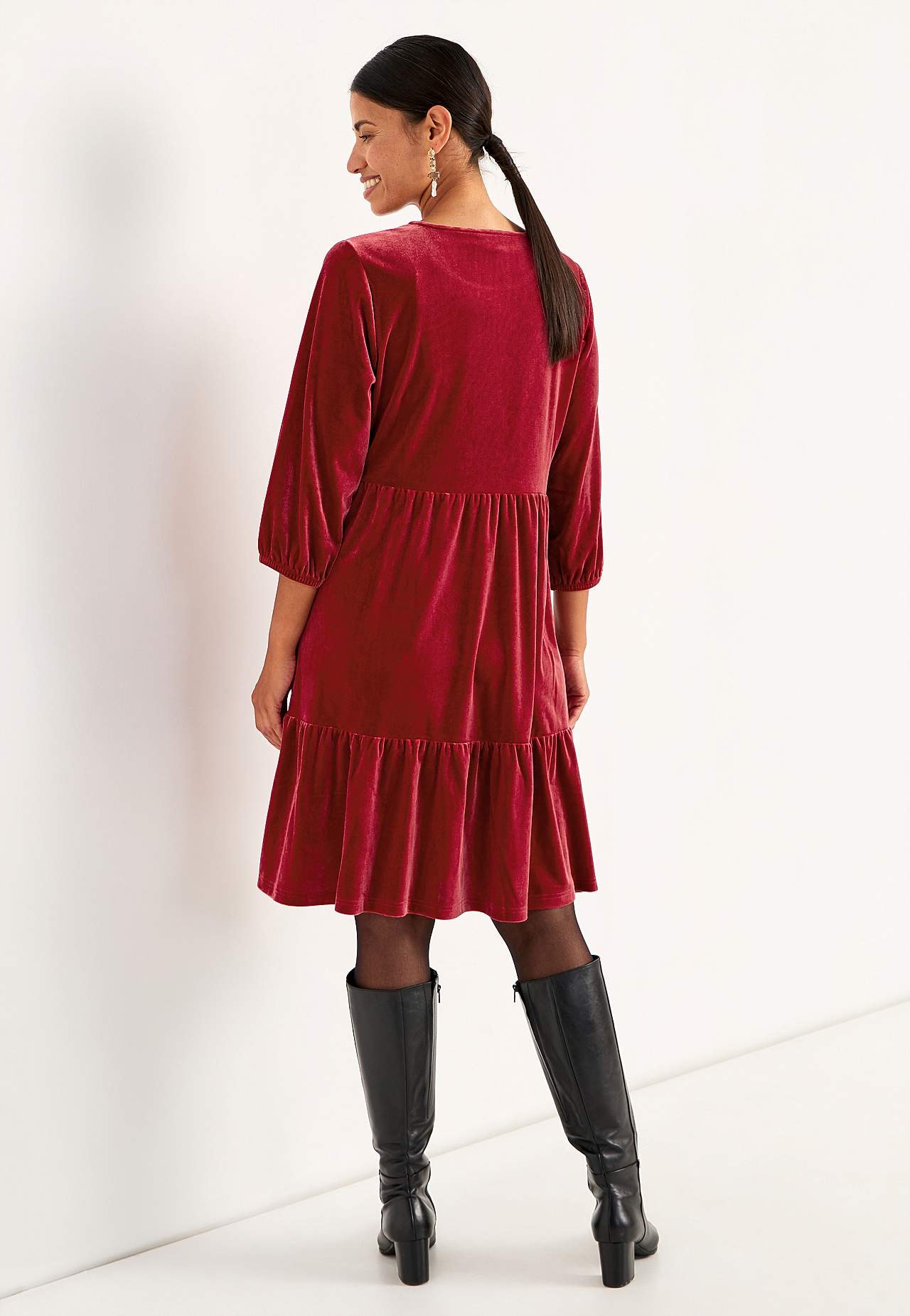 Sukienka z aksamitu z falbankami