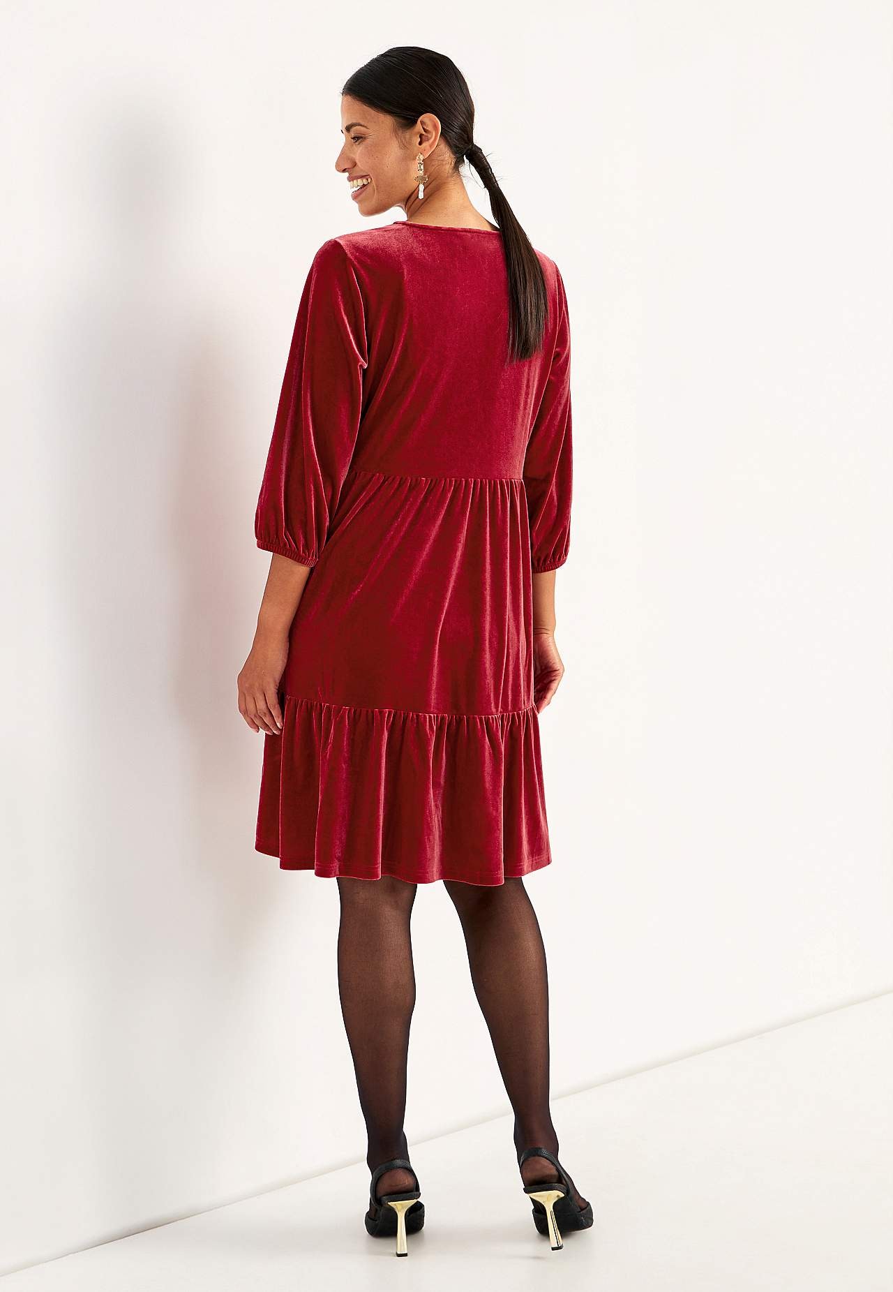 Sukienka z aksamitu z falbankami