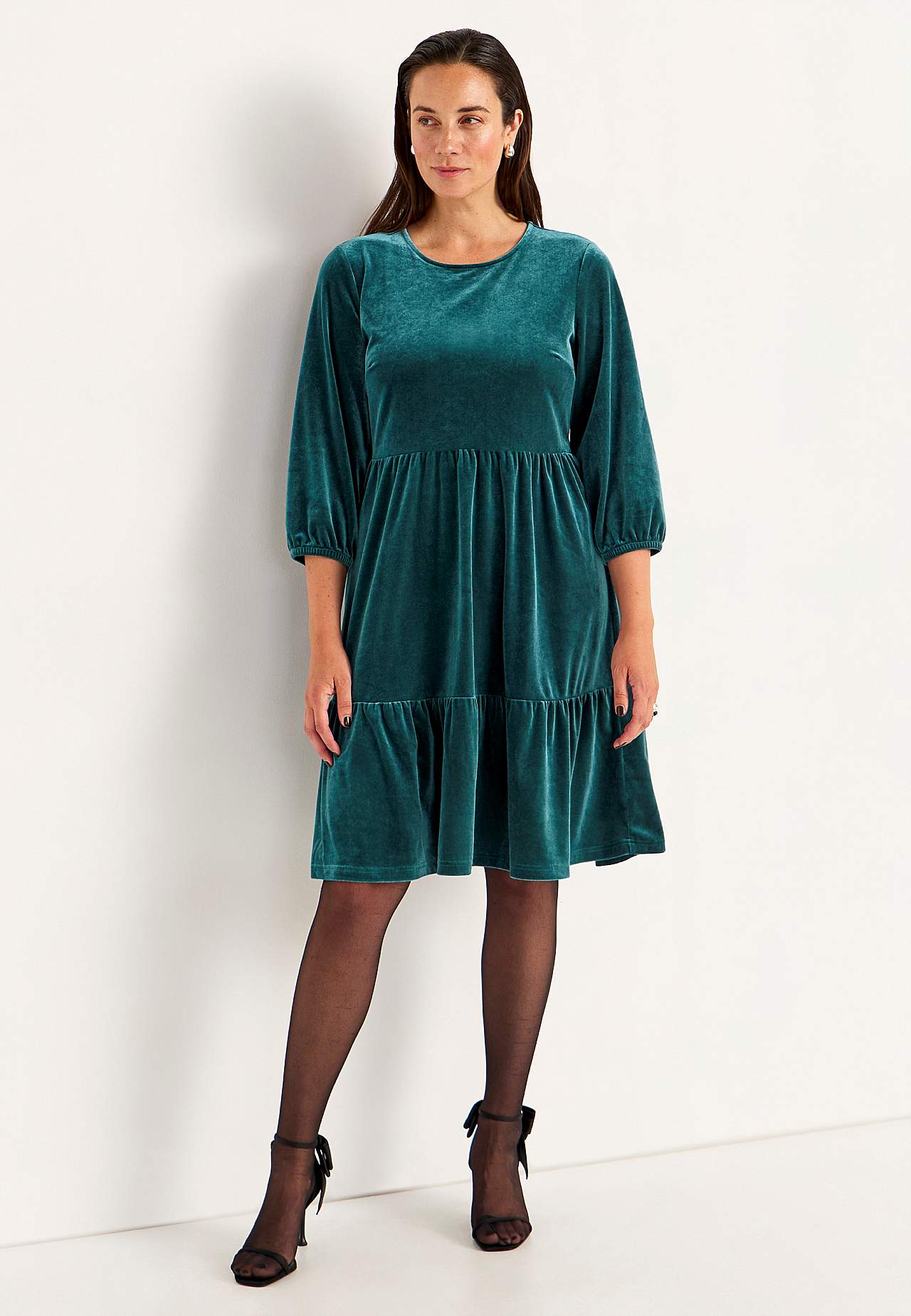 Sukienka z aksamitu z falbankami