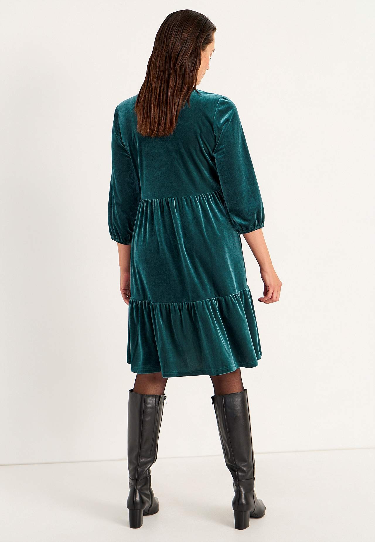 Sukienka z aksamitu z falbankami