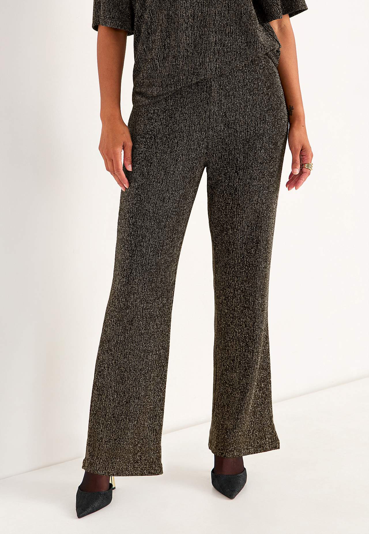 Błyszczące spodnie na imprezę