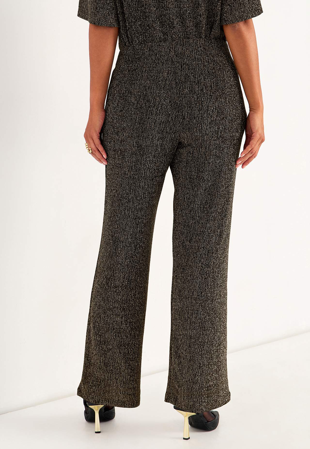 Błyszczące spodnie na imprezę