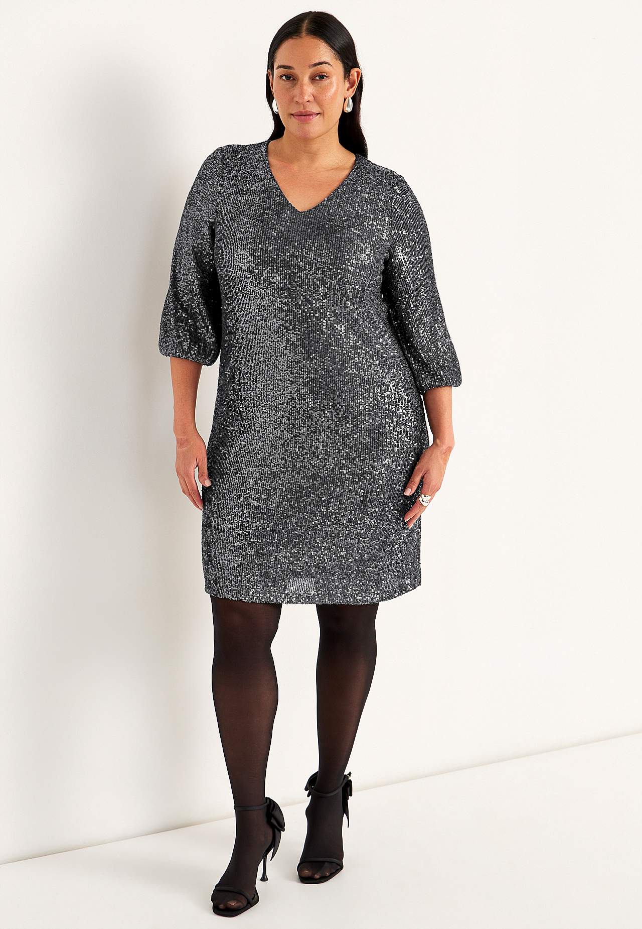 Sukienka z cekinami z dekoltem w serek