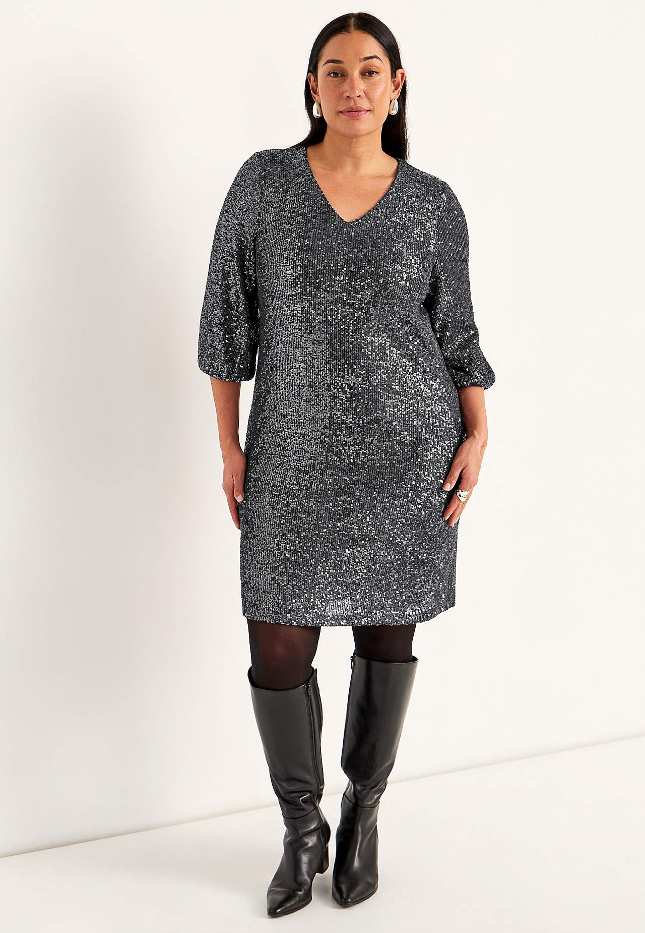 Sukienka z cekinami z dekoltem w serek