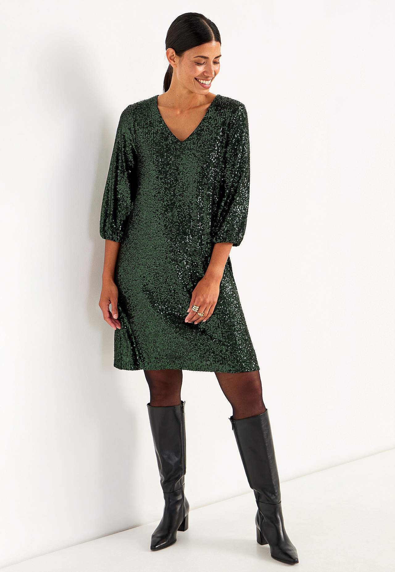 Sukienka z cekinami z dekoltem w serek