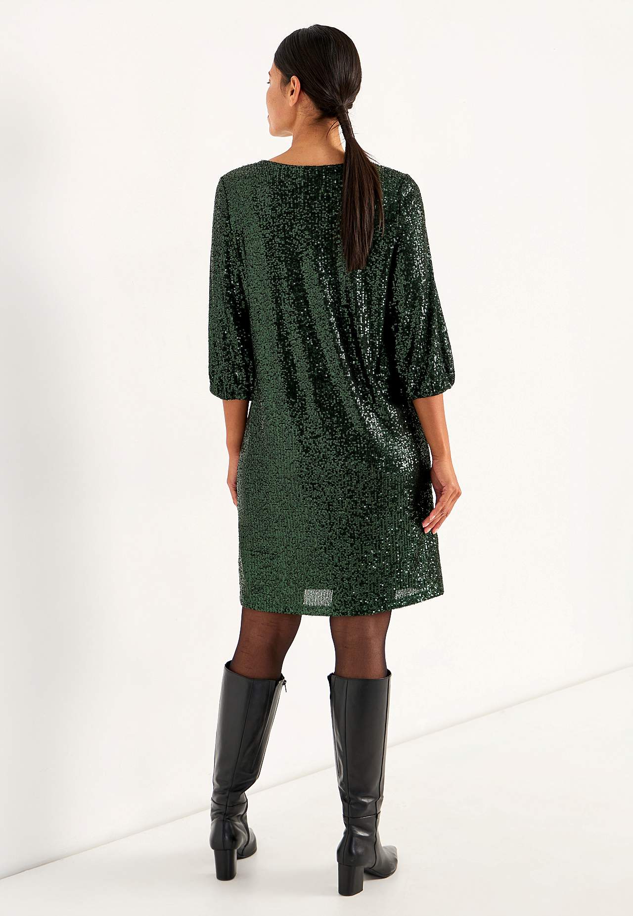 Sukienka z cekinami z dekoltem w serek