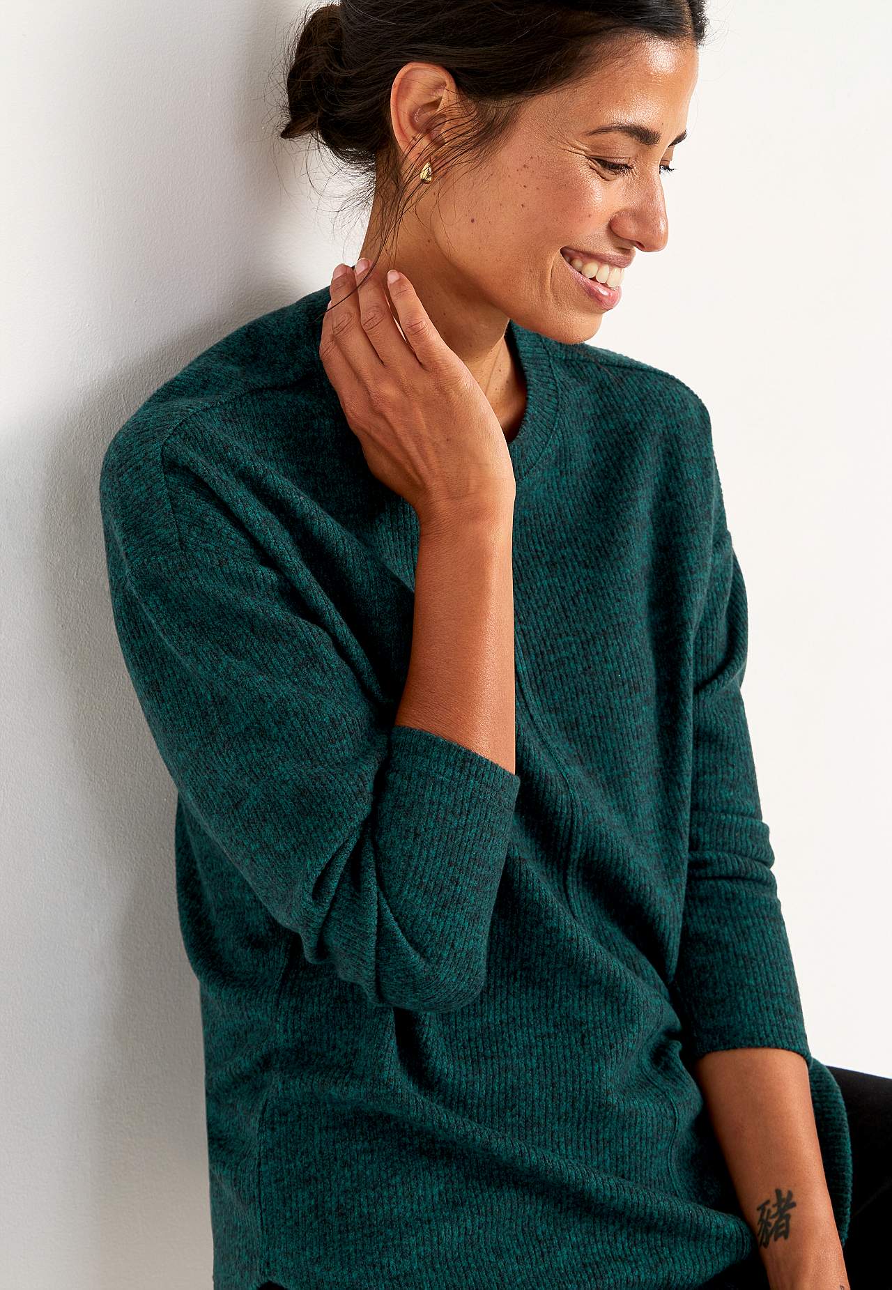 Super miękki sweter z dekoracyjnym szwem środkowym Beata