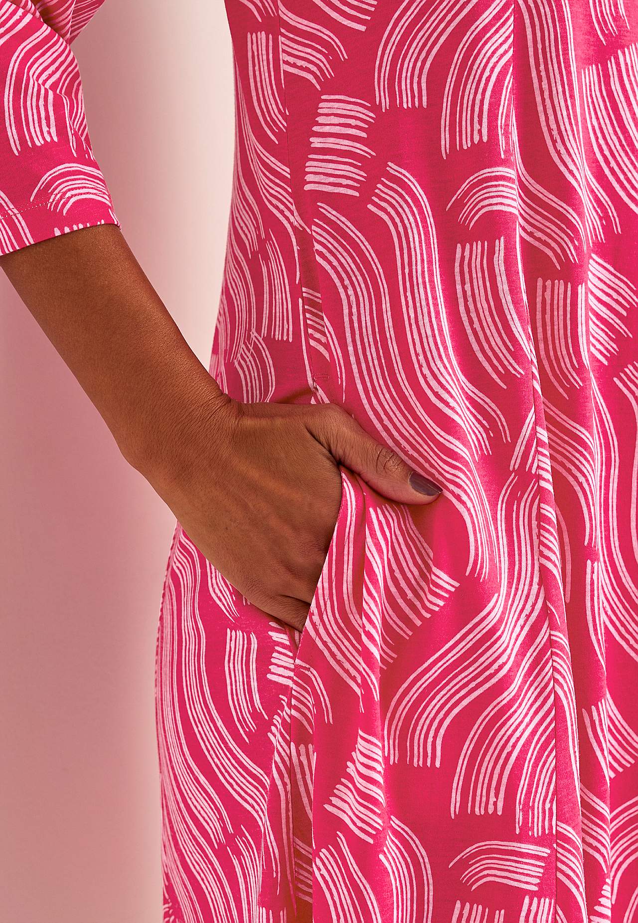 Wzorzysta dżersejowa sukienka z kieszeniami