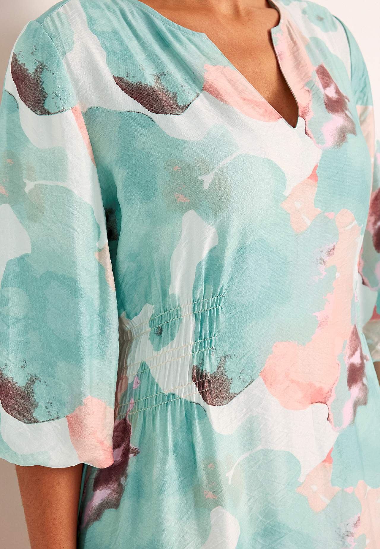 Sukienka z podszytym bufiastym rękawem