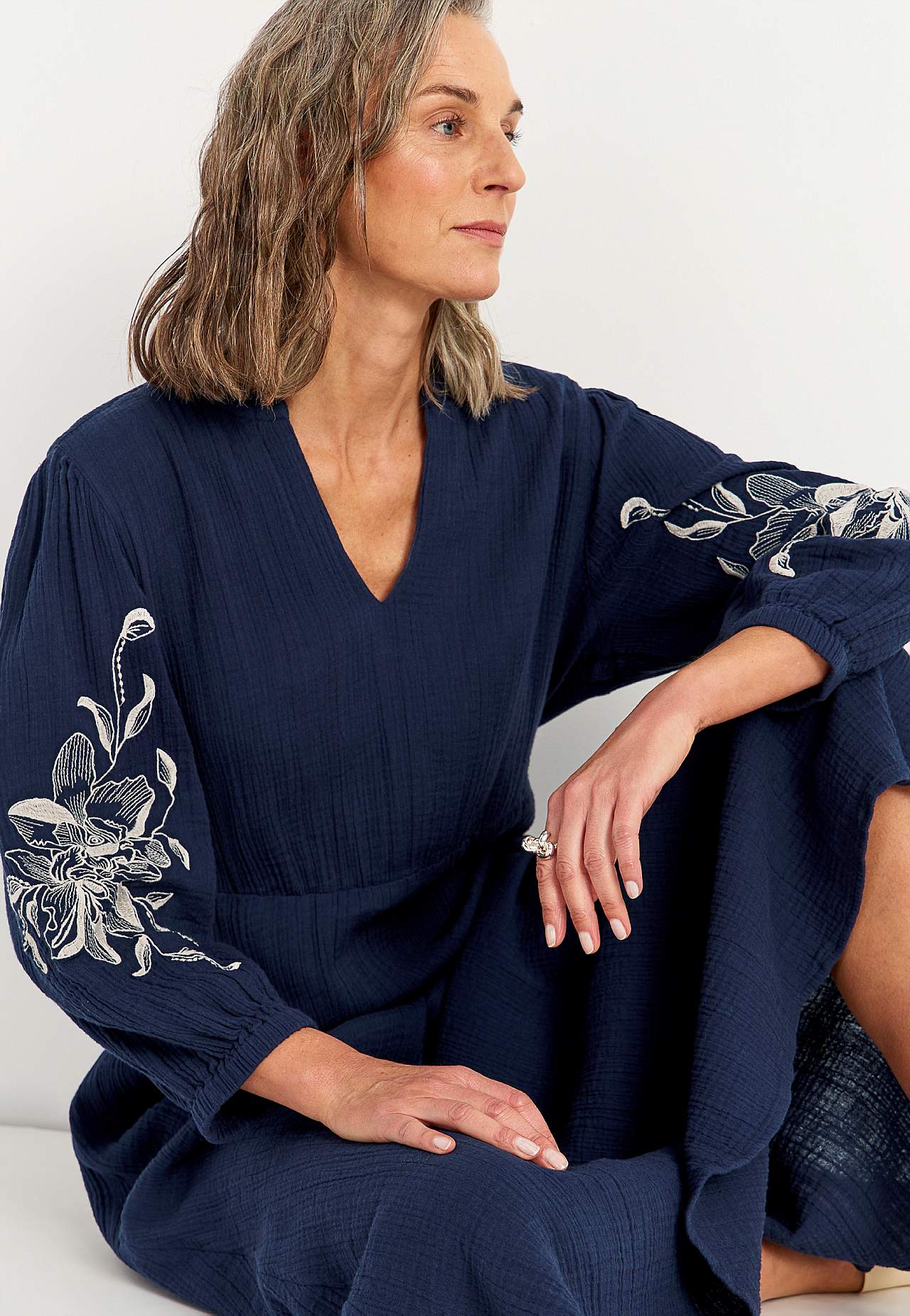 Sukienka z pofalowanej bawełny z haftem