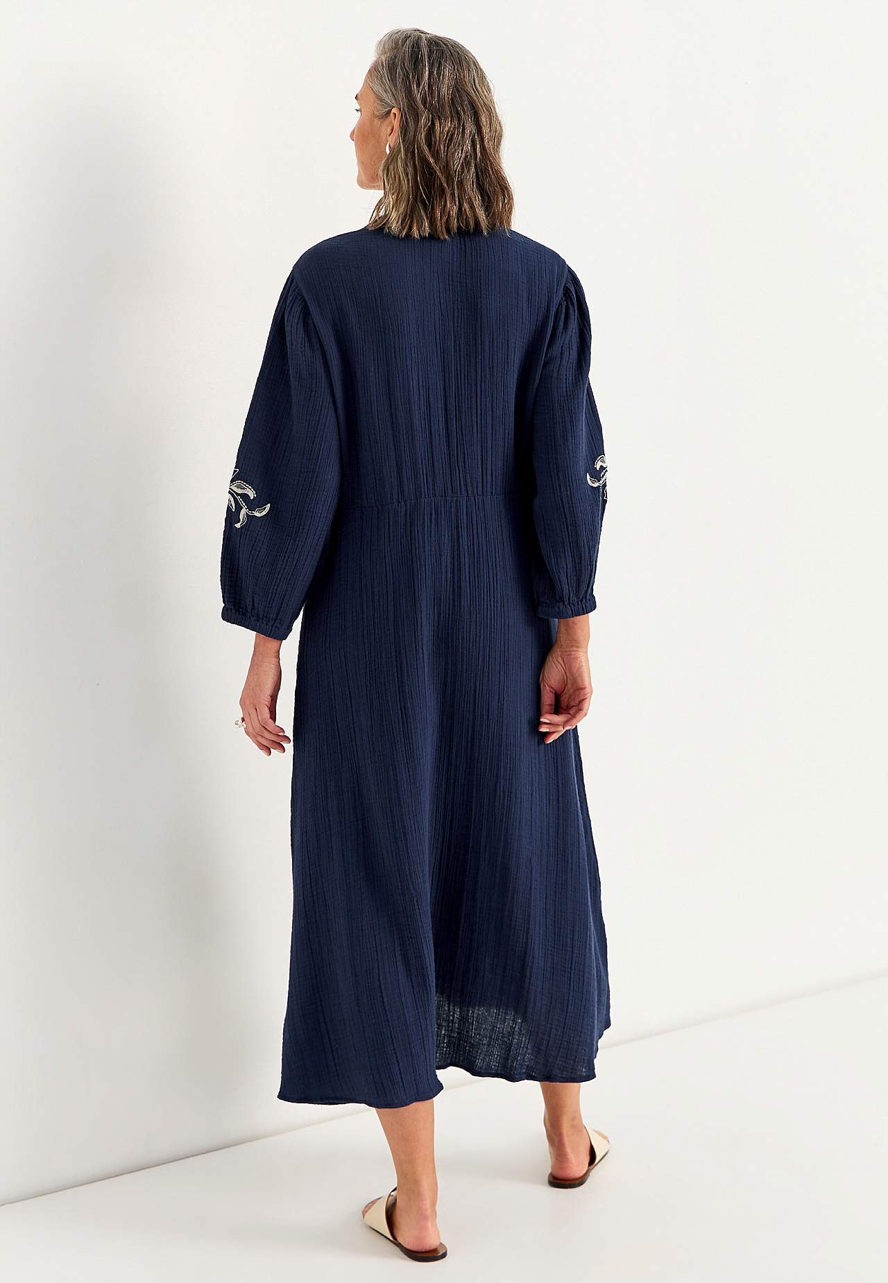 Sukienka z pofalowanej bawełny z haftem