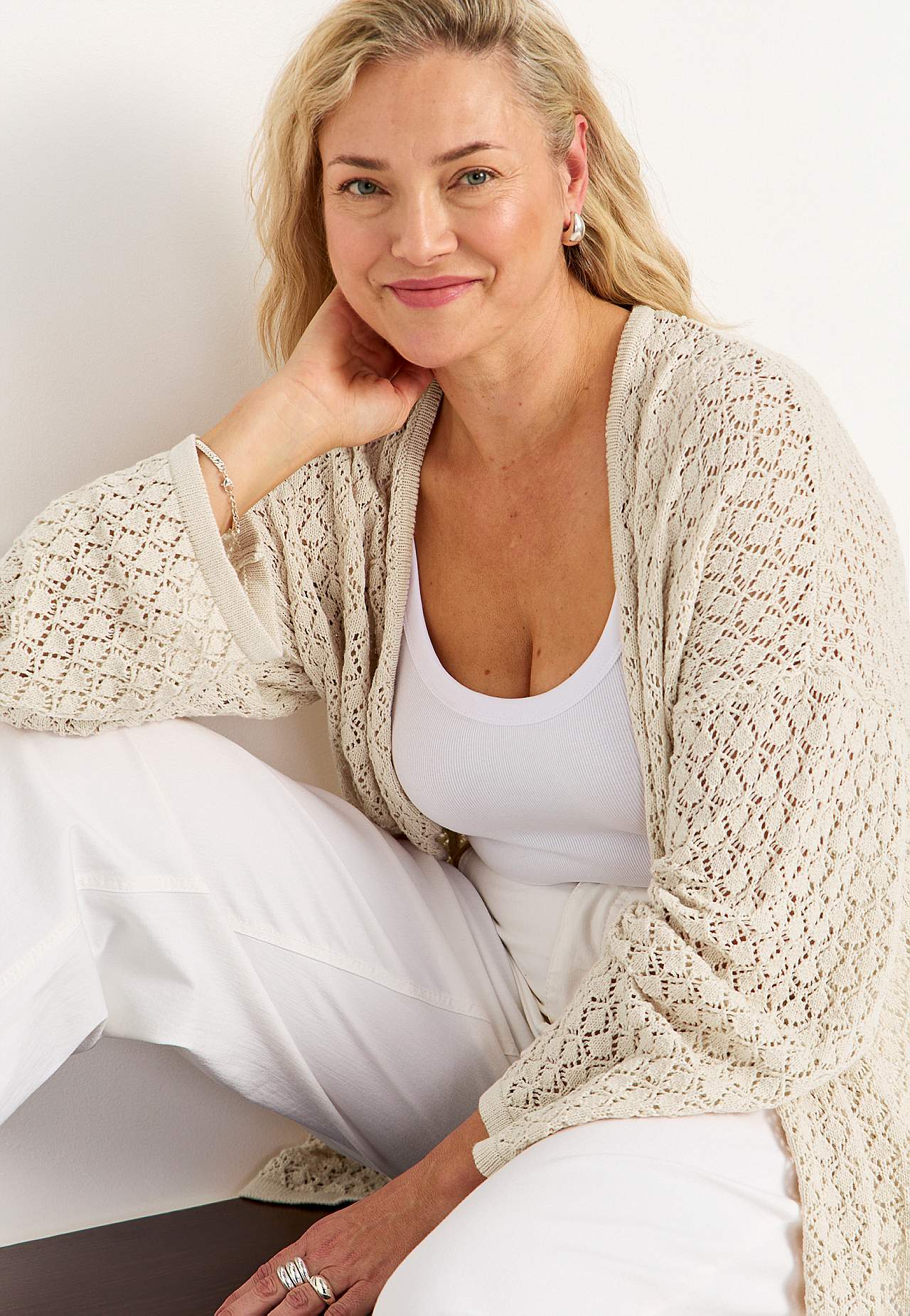 Dzianinowy rozpinany sweter z ażurowym wzorem