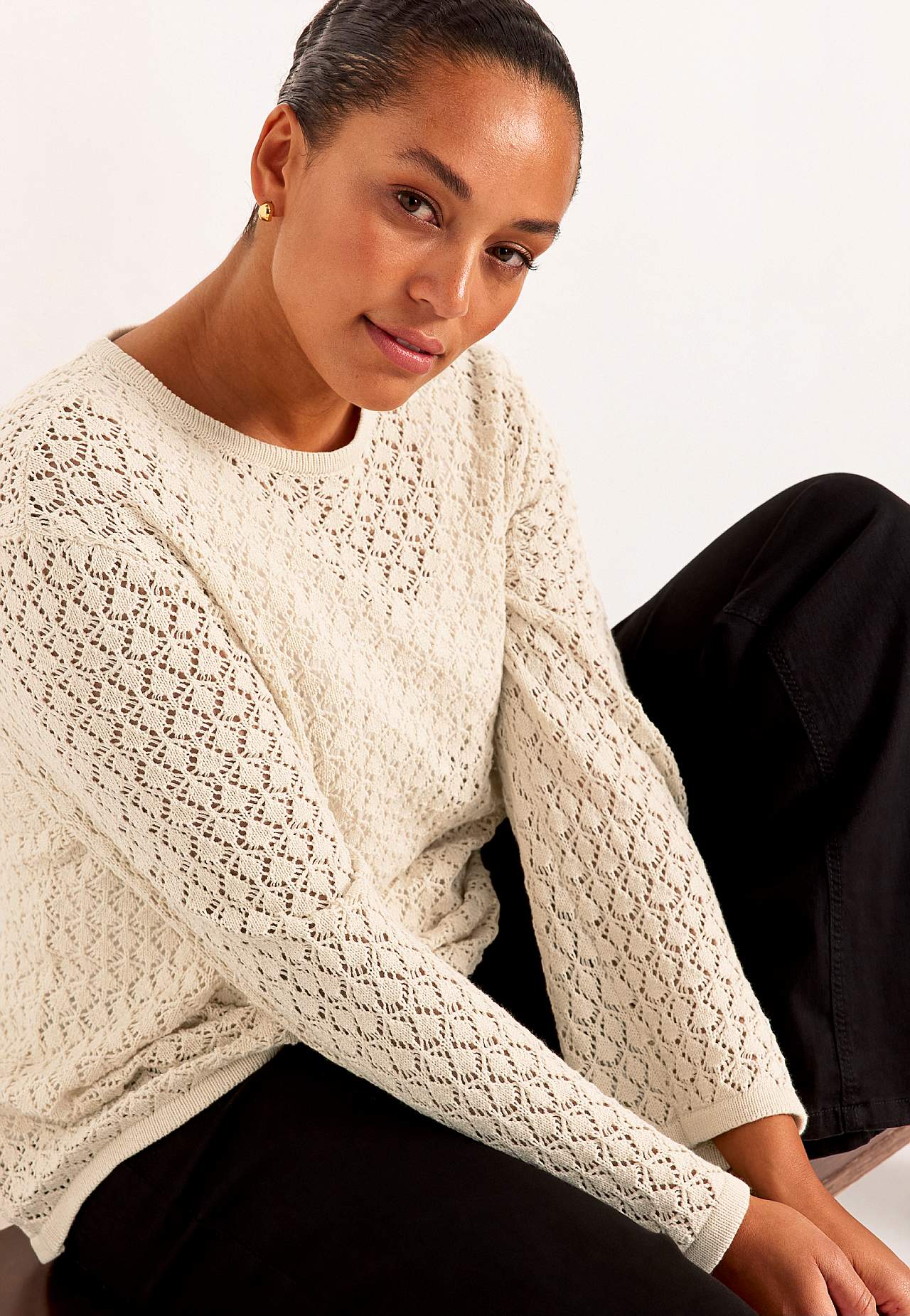 Dzianinowy sweter z ażurowym wzorem