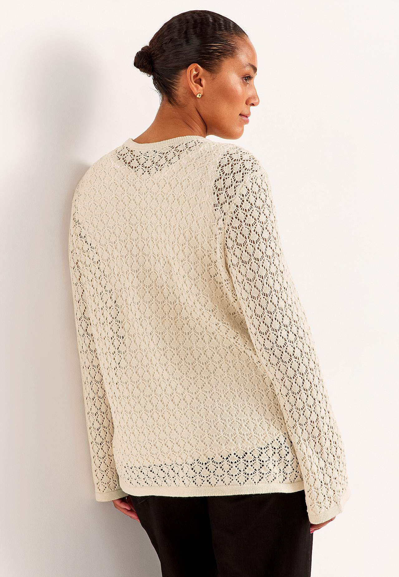 Dzianinowy sweter z ażurowym wzorem