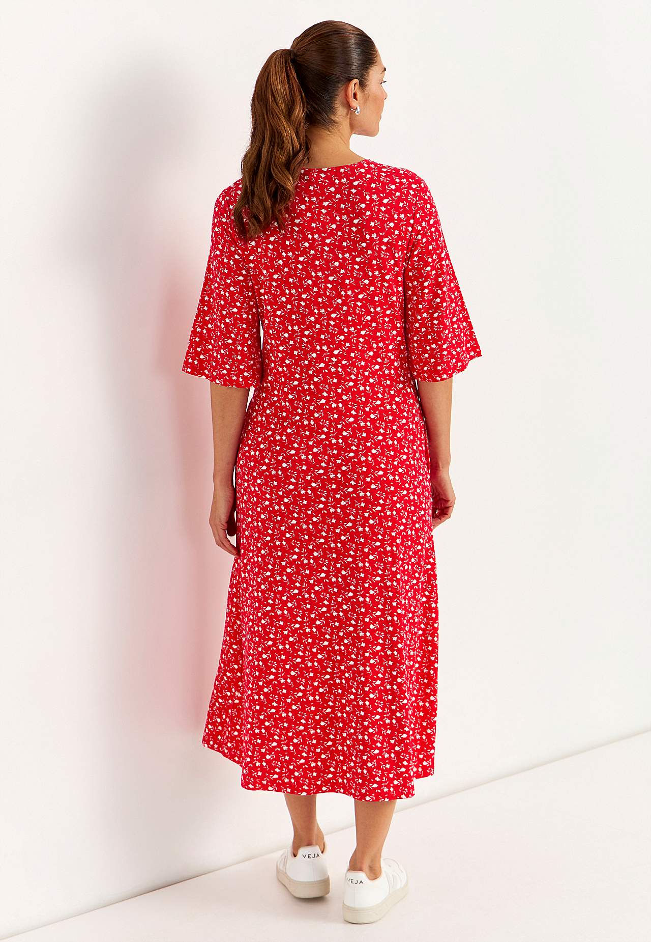 Dżersejowa sukienka w kwiaty z kieszeniami