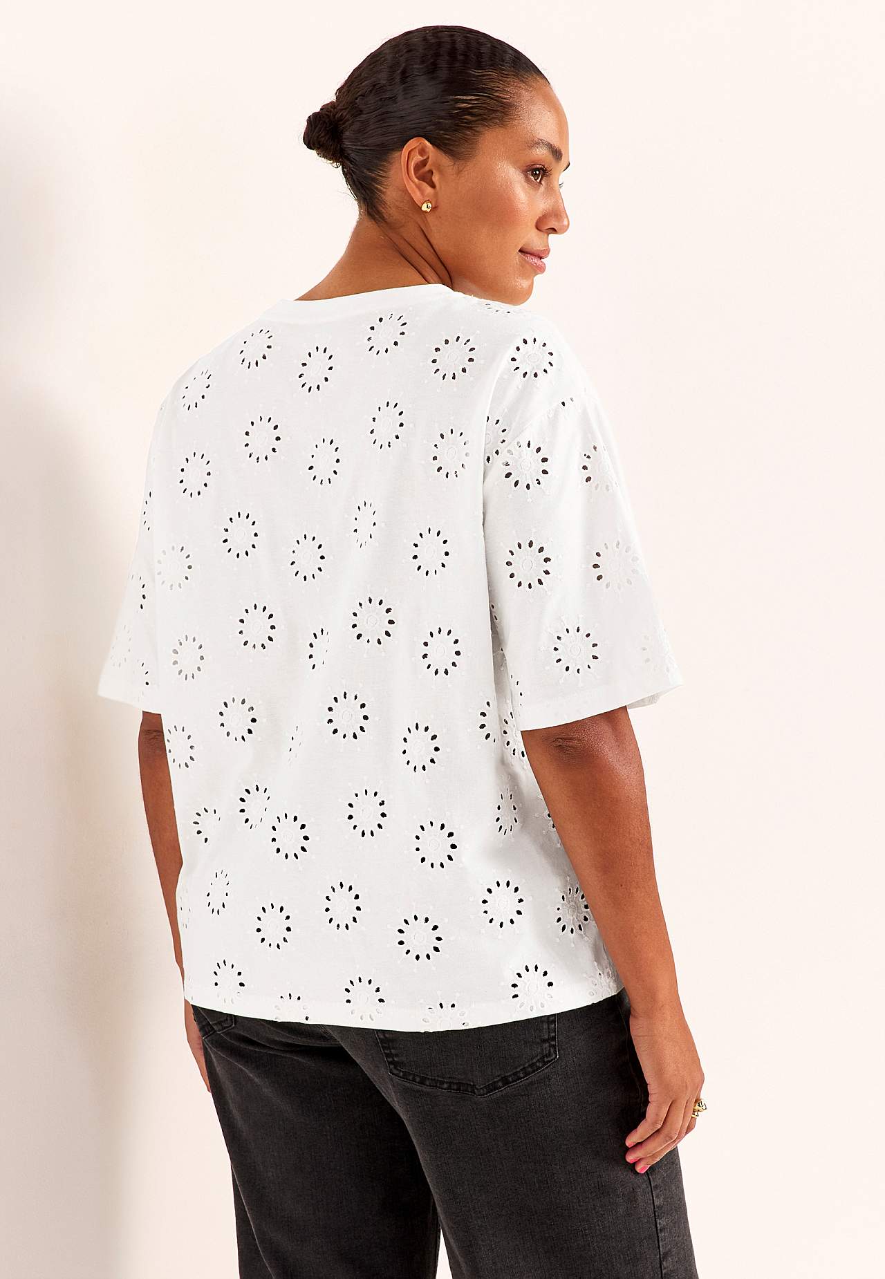 Top z dżerseju z haftowanym ażurowym wzorem