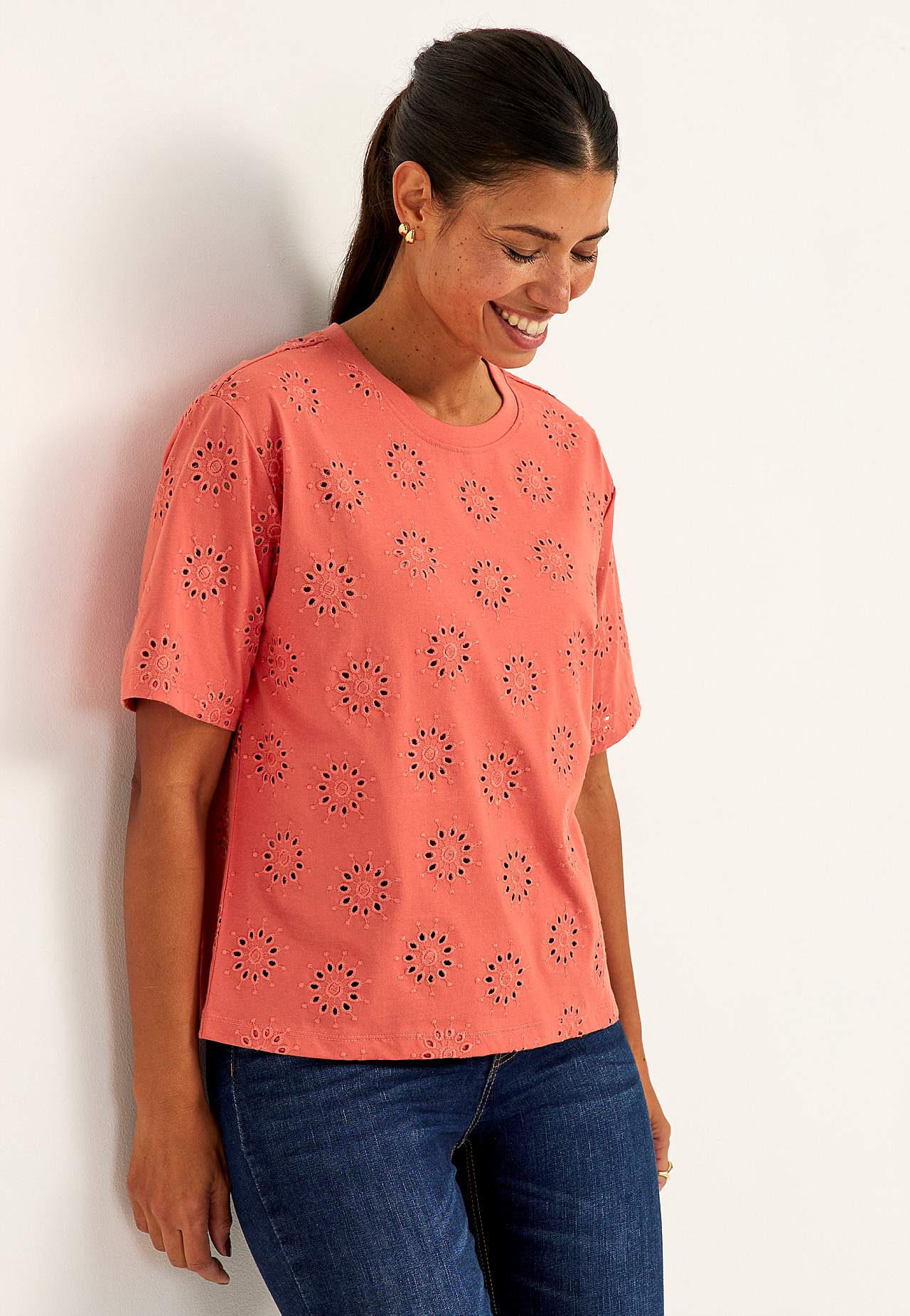 Top z dżerseju z haftowanym ażurowym wzorem