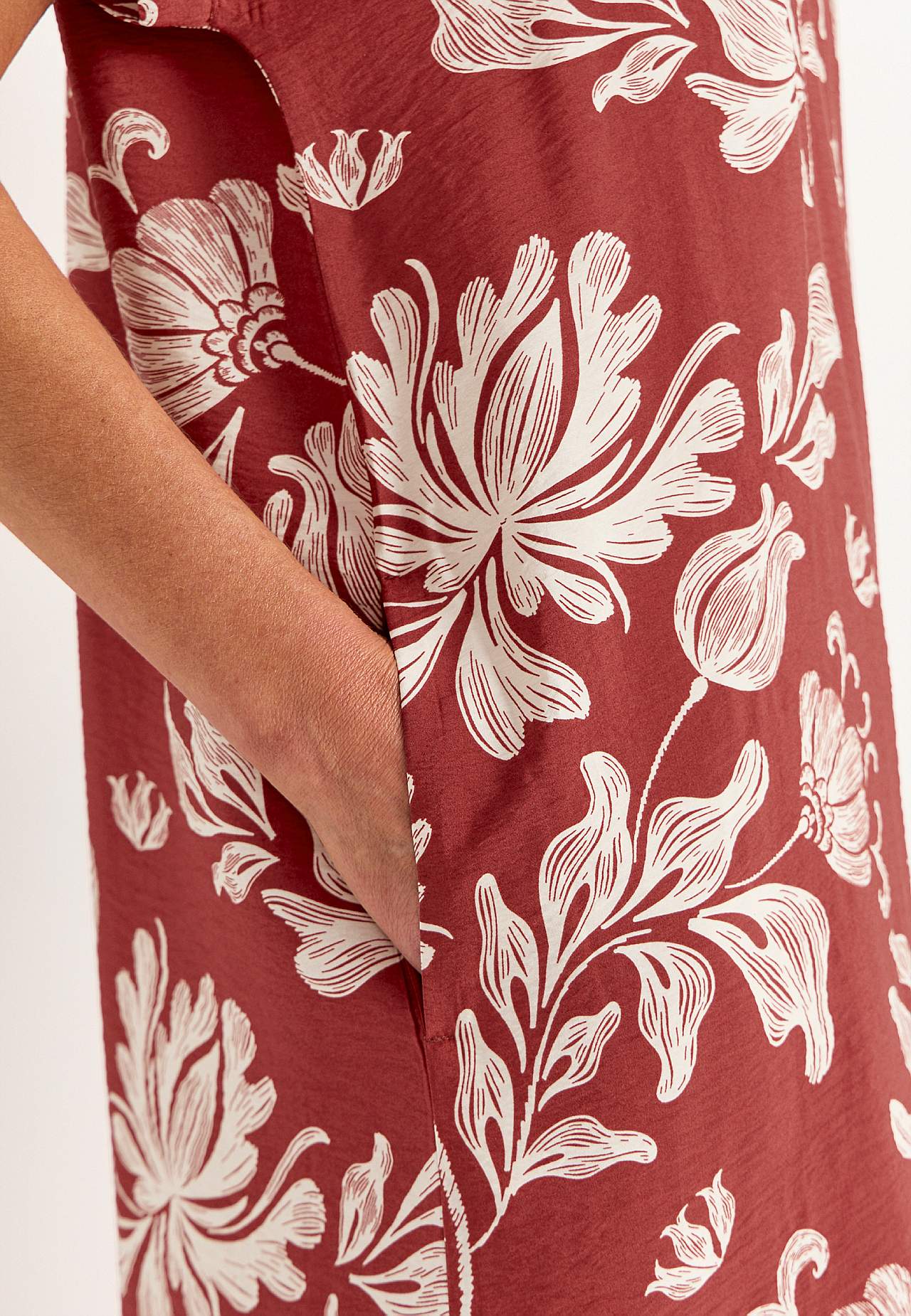 Wzorzysta sukienka z kieszeniami