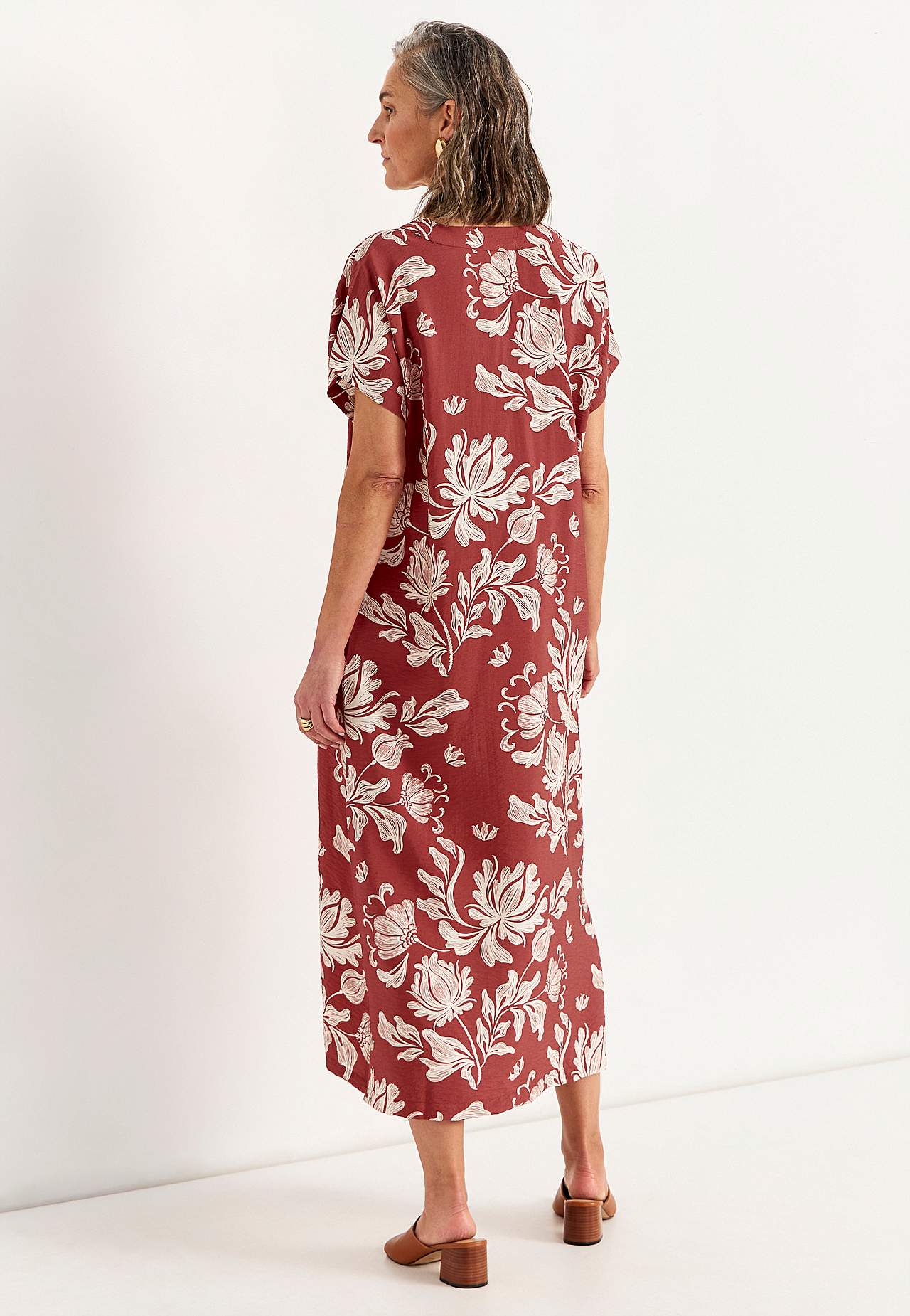 Wzorzysta sukienka z kieszeniami