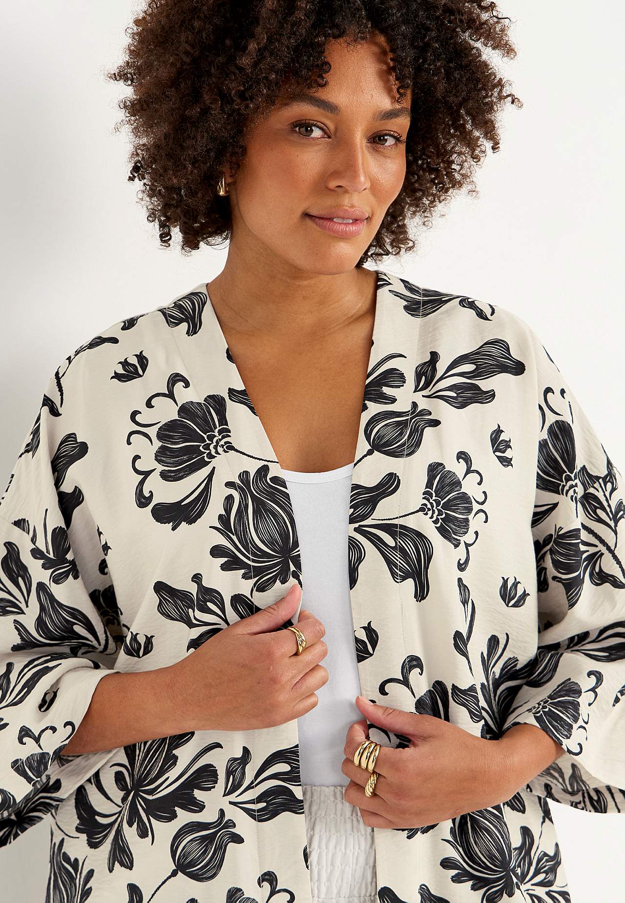 Otwarty kaftan z kieszeniami