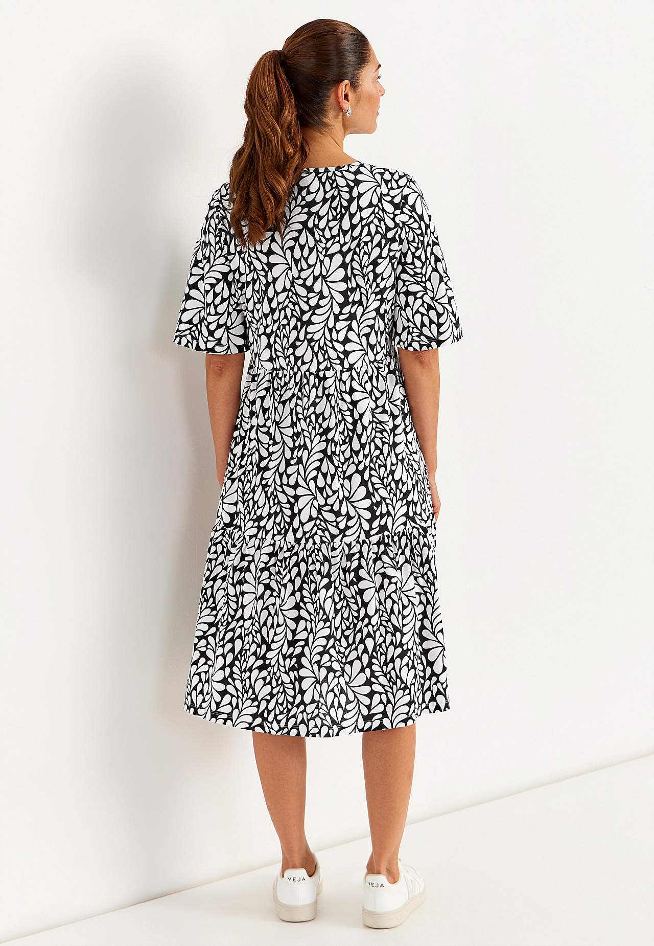 Dżersejowa sukienka z falbanką