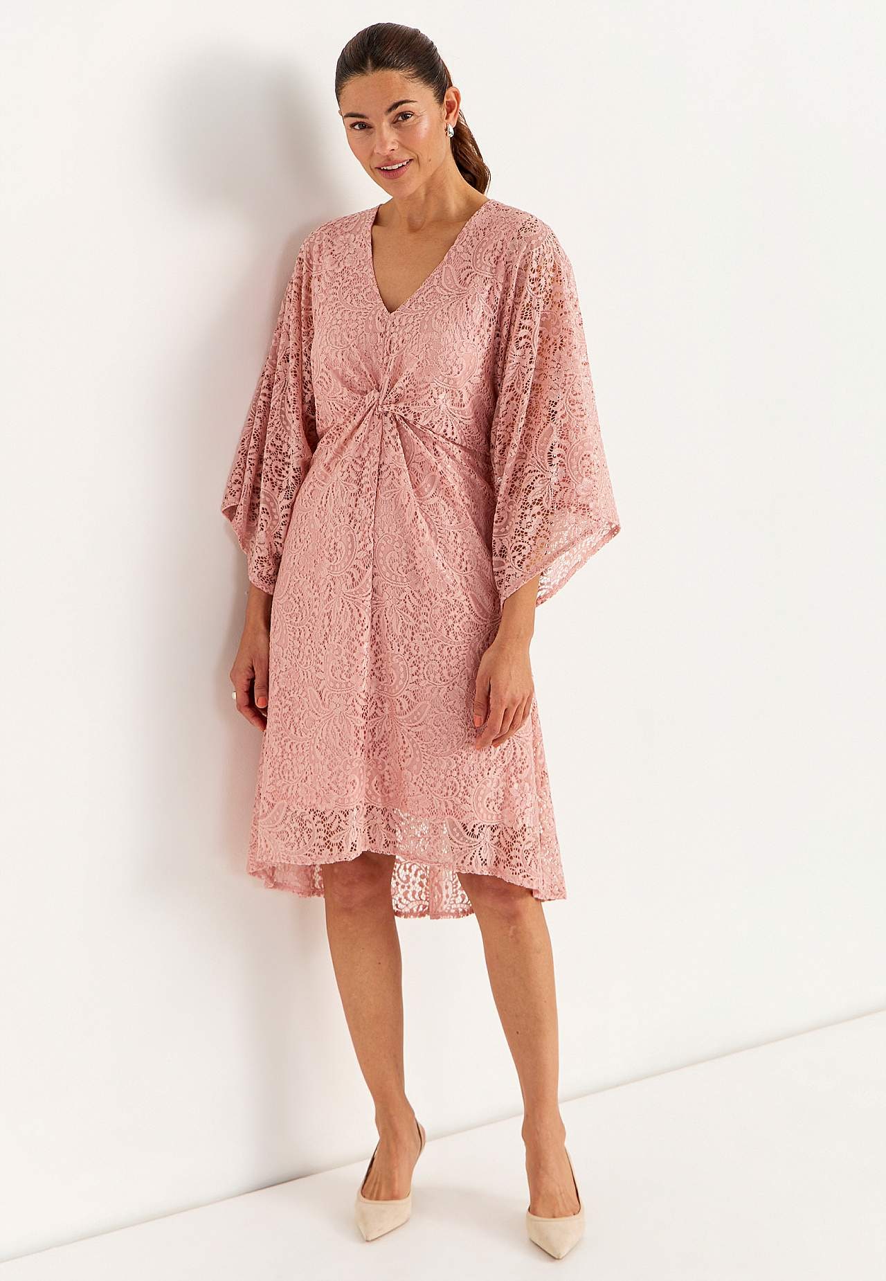 Miękka i elastyczna sukienka koronkowa