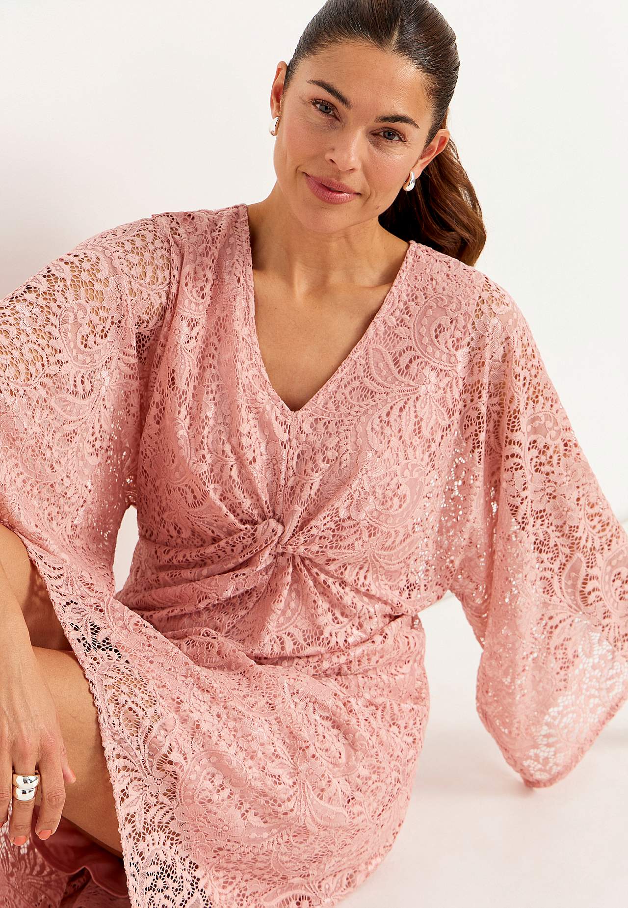 Miękka i elastyczna sukienka koronkowa