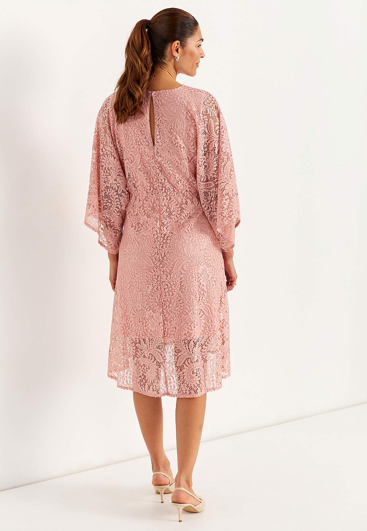 Miękka i elastyczna sukienka koronkowa