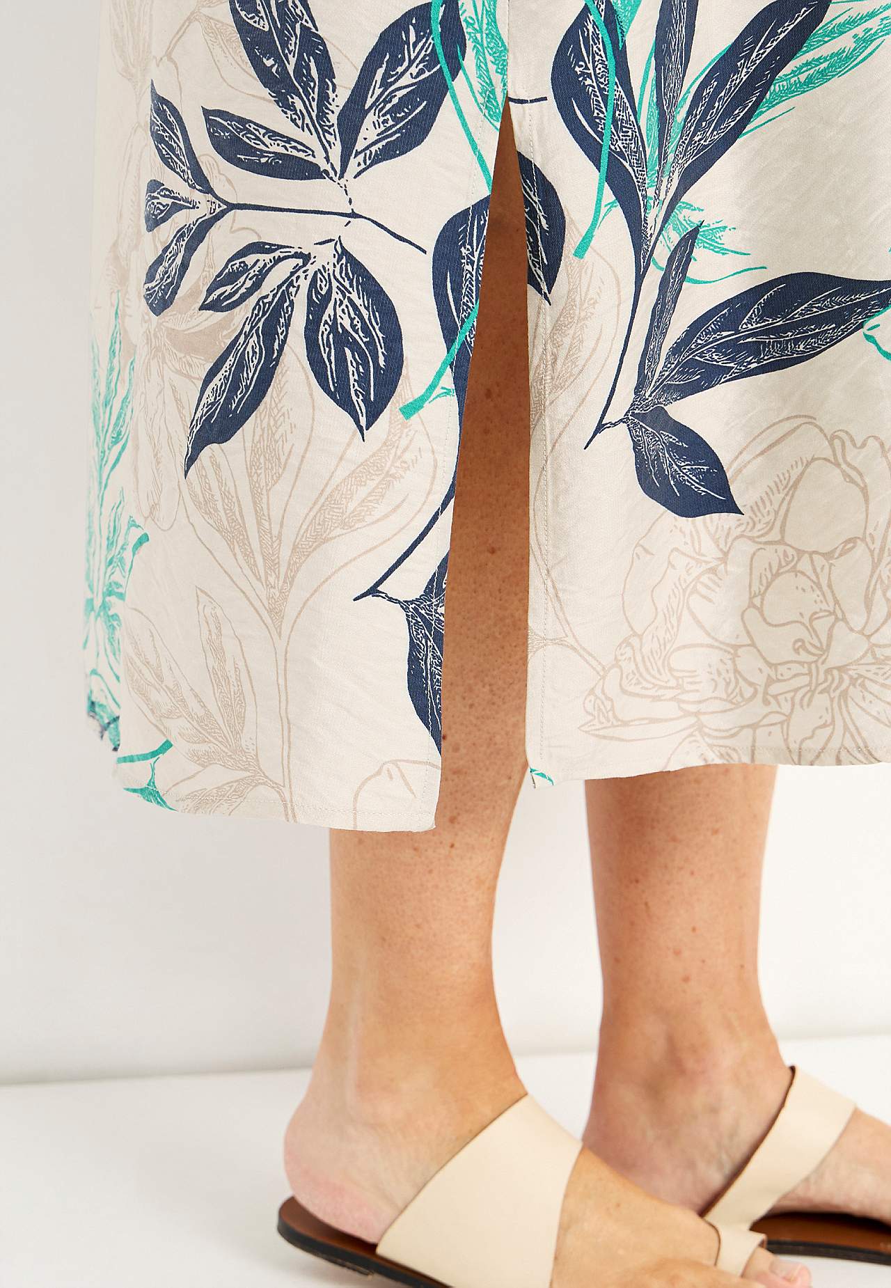 Kwiecista sukienka koszulowa z miękkiej mieszanki wiskozy