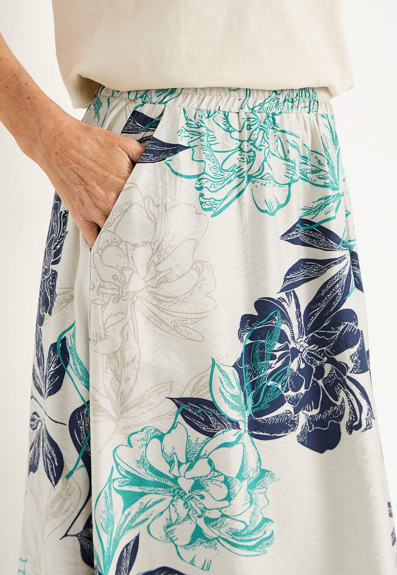 Kwiecista spódnica z kieszeniami